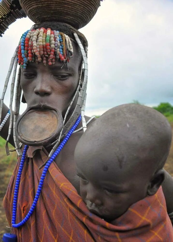 Коренные жители австралии бушмены щиты. Племя с большими яйцами. Племя с большими яйцами. Племя с большими яичками бабул. Племя с самыми большими яичками.