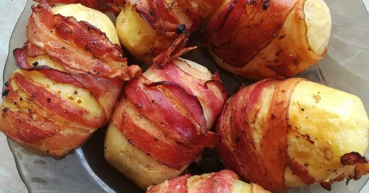 картошка гармошка с беконом. картошка с сырокопченым беконом. запеченный картофель запеченная с беконом в духовке. картошка с беконом в дух. картофель в беконе запеченный в духовке.