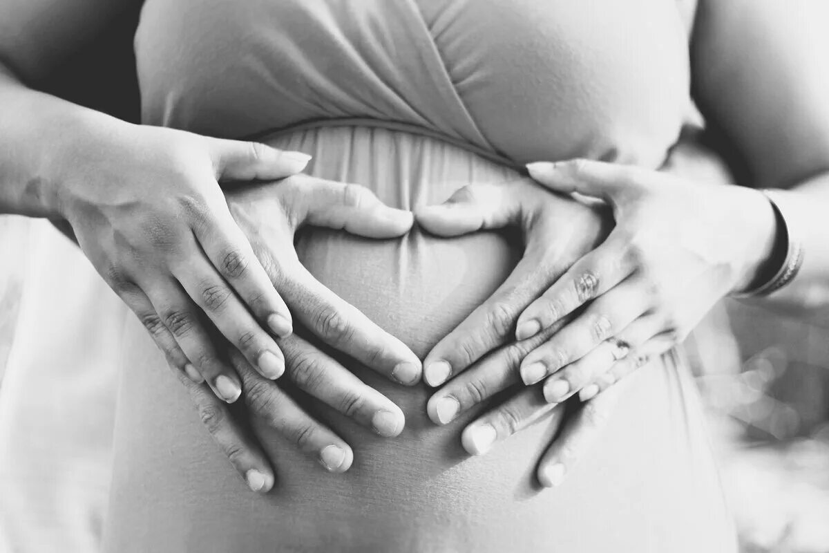 Обнять беременную. Беременность. Красивая беременность. Любовь беременность.