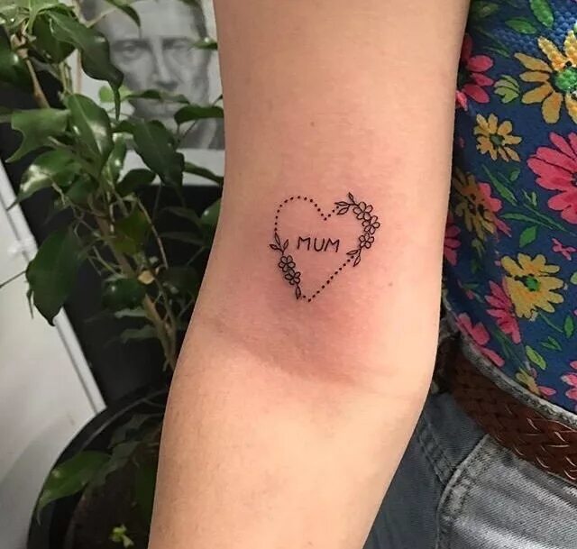 Маленькие тату мама. Pedomom girl. Pedomom girl. Педофильные знаки. Мини тату сердце мама.