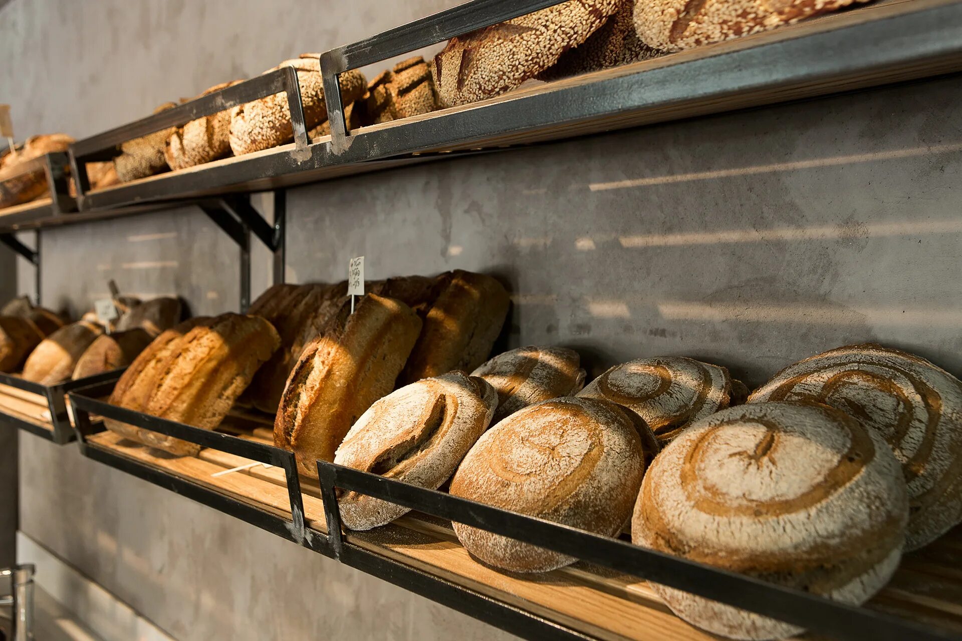 Витрина пекарни. Хлебная витрина. Французская хлебопекарня. Полки для хлеба в пекарне.