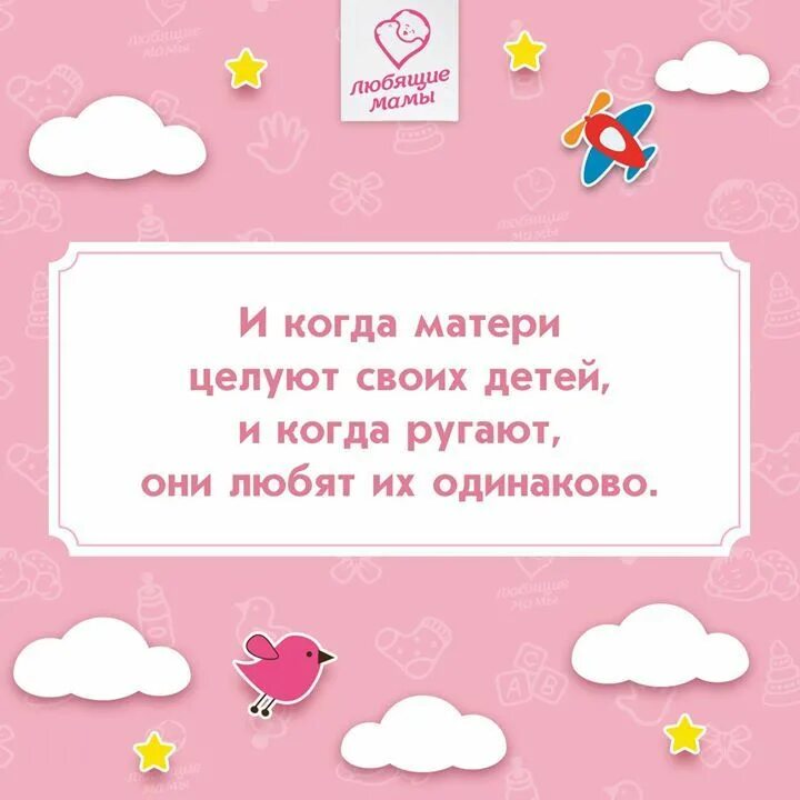Во сколько ребенок начинает держать голову. Мама держит маленького ребенка. Когда ребенок должен начать держать голову. Когда ребенок начинает любить. Ребенок в год.