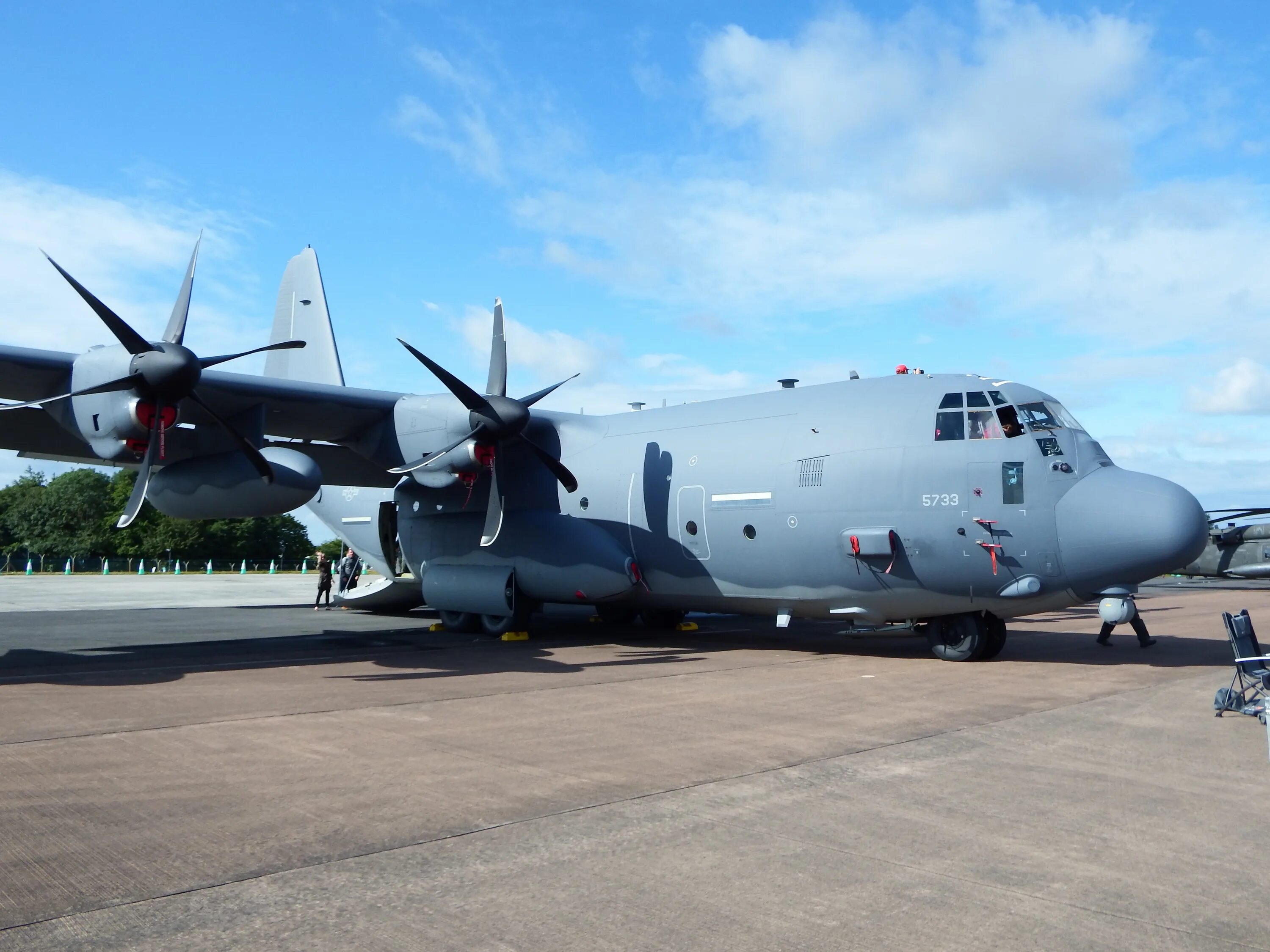 Турбовинтовые самолеты россии. C-130 Hercules. Lockheed c-130 Hercules. Военно-грузовой самолет c-130. C-130 турбопроп.