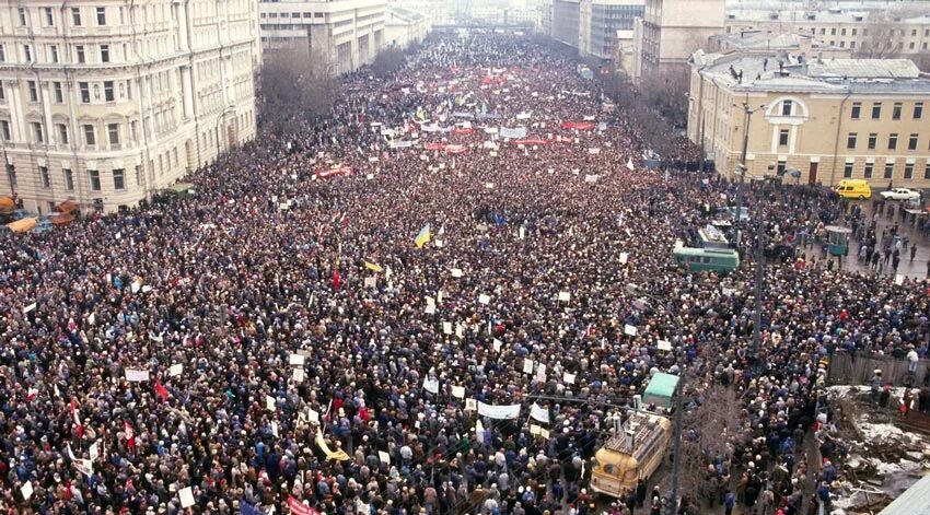 Тысяча человек на площади. Митинг на Манежной площади 1991. Митинг Москва 1991 Манежная. Манежная площадь Москва 1991 митинг. Манежная площадь 1991.