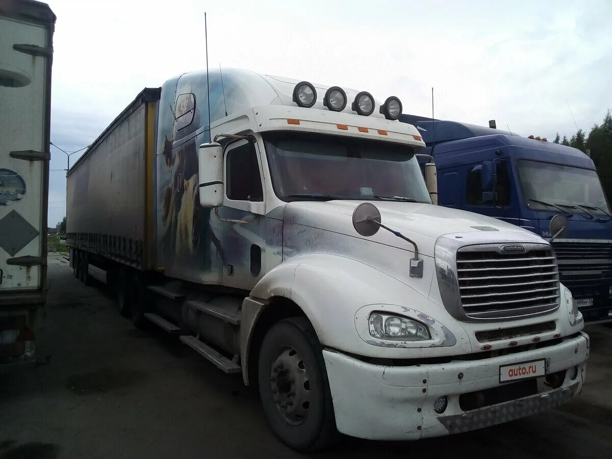 Куплю б у фредлайнер в россии. Freightliner Columbia 2003. Freightliner Columbia White. Фредлайнер с плоской мордой. Фредлайнер в Вязьме.