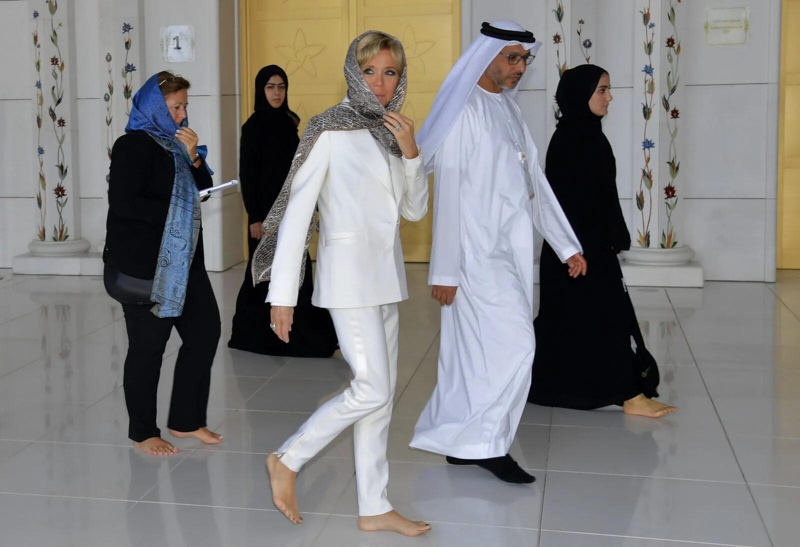 Можно заходить в церковь в брюках. Брижит Макрон босиком. Бриджит Макрон в Абу Даби. Жена президента Абу Даби. Макрон Бриджит в мечети.