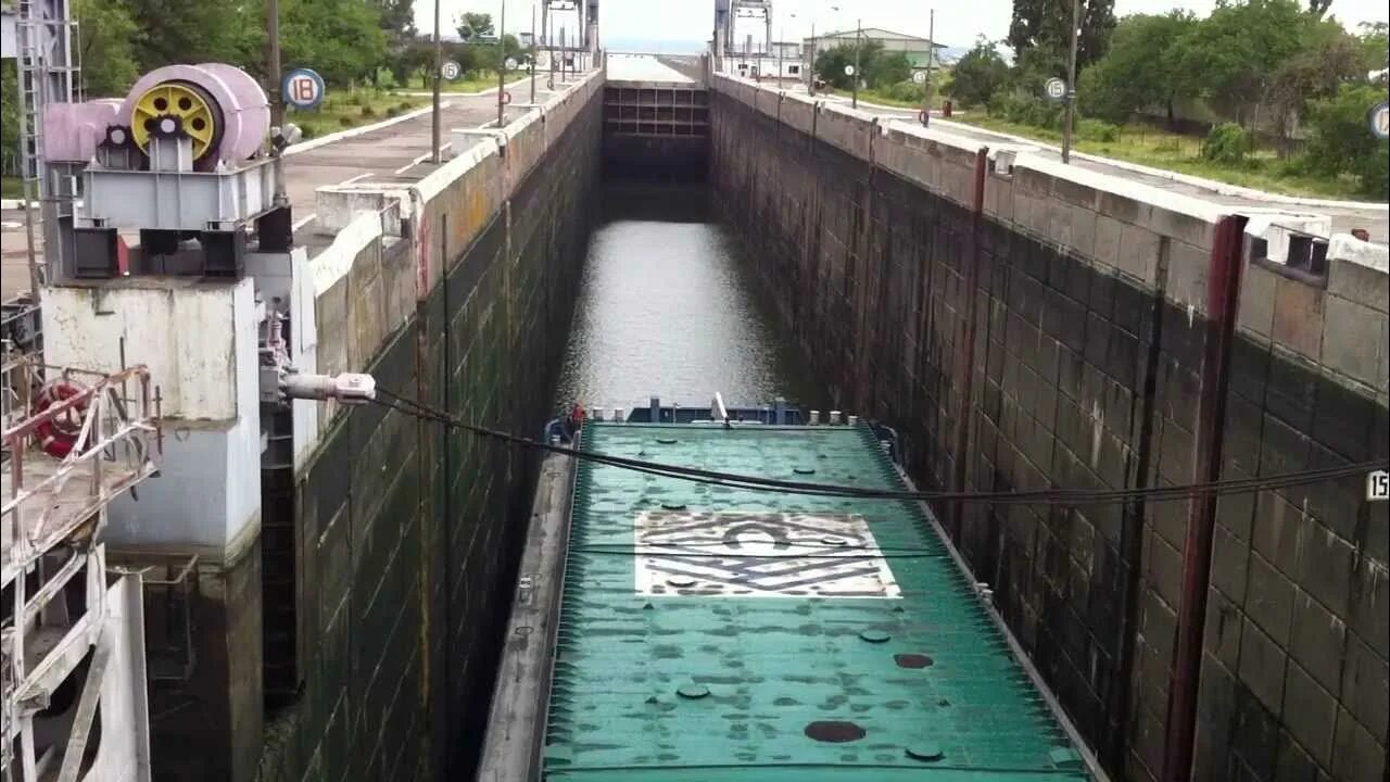 Как объяснить шлюз. Кременчугская ГЭС шлюзы. Камская ГЭС шлюз. Судоходный шлюз Угличской ГЭС. Шлюзы Жигулевской ГЭС.