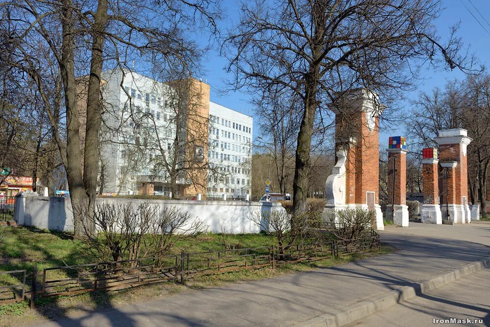 Больница г жуковский. Жуковский город Московской области. Парк ЦАГИ Жуковский. Город Жуковский памятники. Жуковский достопримечательности ЦАГИ.