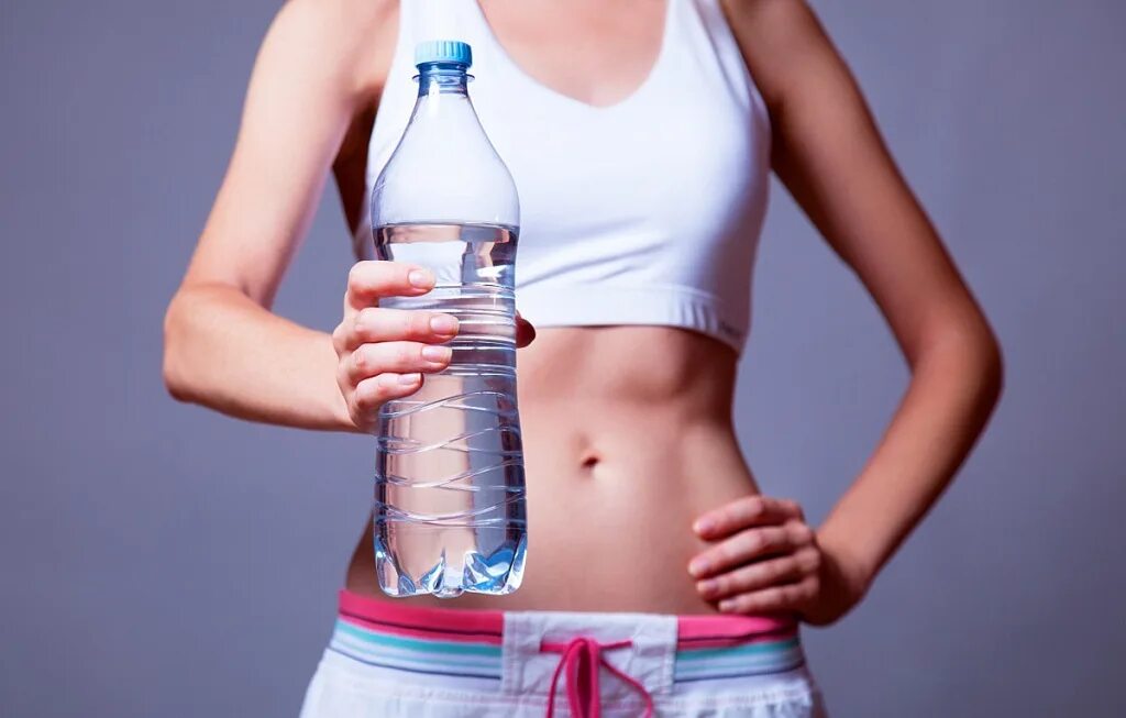 Пить горячую воду для похудения. Вода для похудения. Стакан воды для похудения. Девушка с бутылкой воды. Питье для похудения.