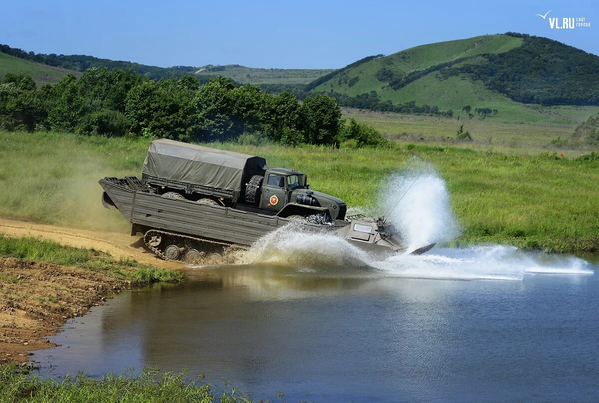 гусеничный плавающий транспортер птс-2. необычные средства передвижения на воде. российская военная инженерная техника птс 2. речной катер бт-20. паромная переправа большеречье.