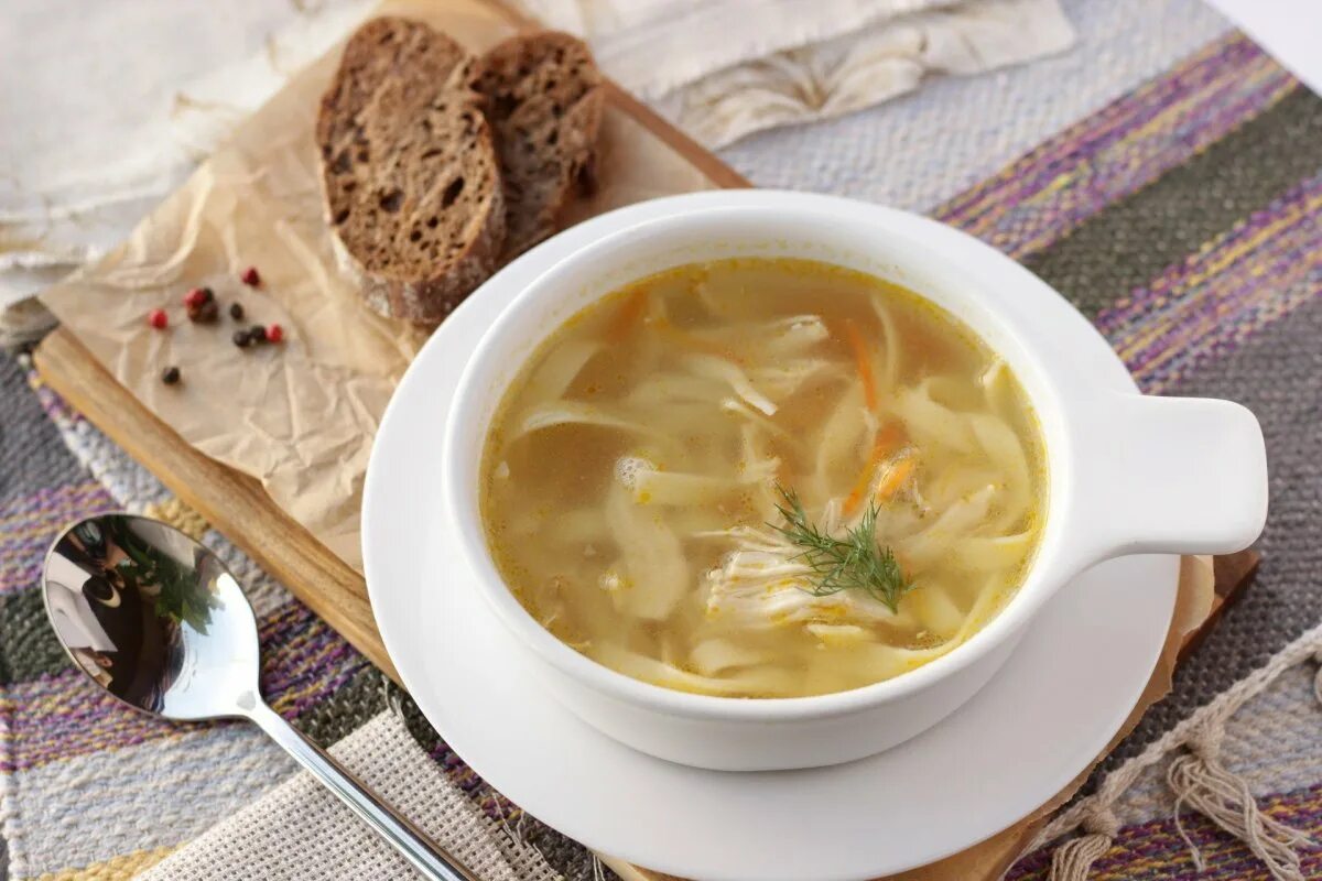 Что такое бульон. Куриный суп консоме. прозрачные супы консоме. бульон консоме из курицы. суп консоме из курицы.