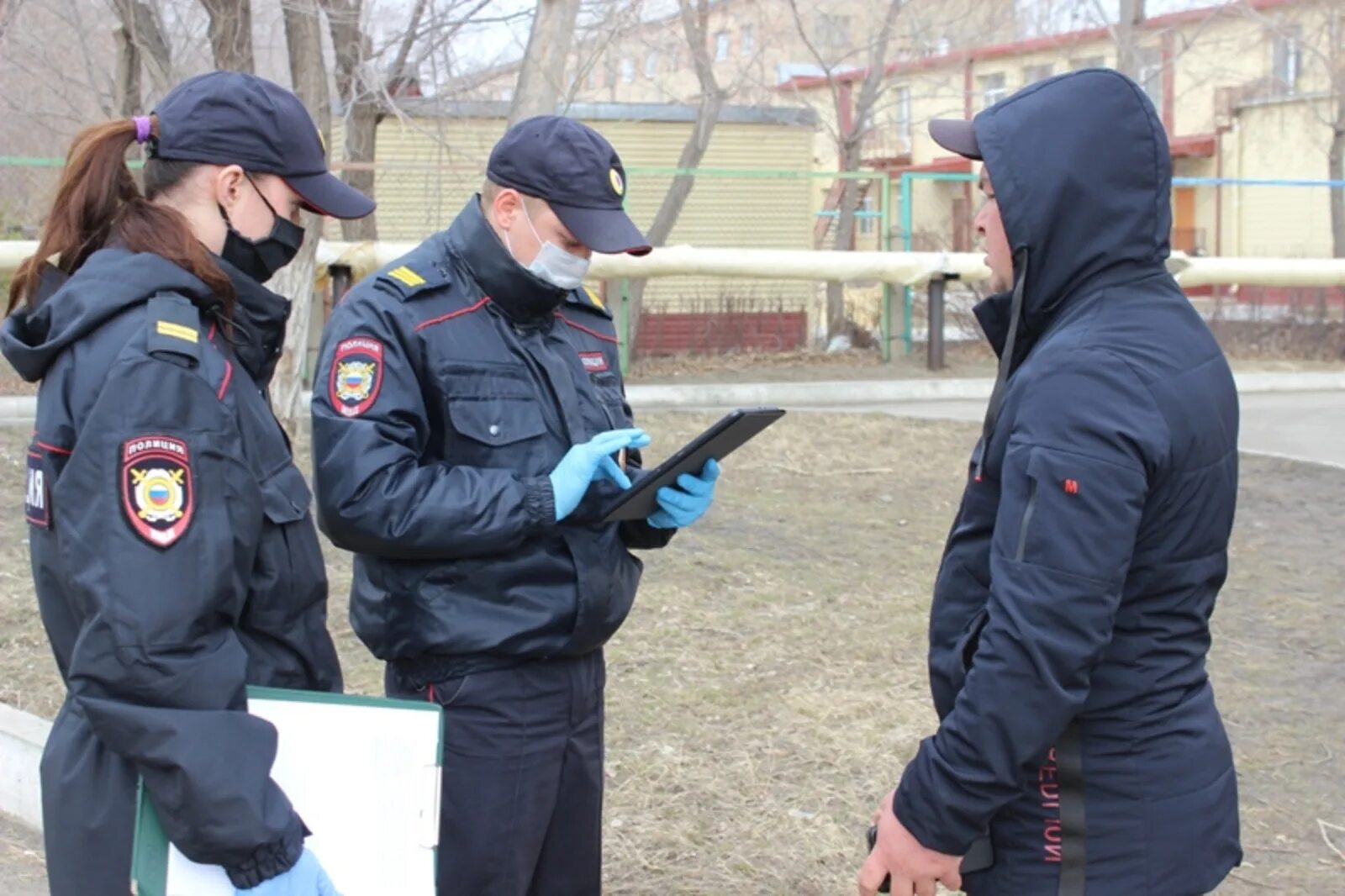 Полицейский в маске. Полиция выписывает штраф. Российские полицейские на улице. Полиция наказывает. Амнистия штрафа