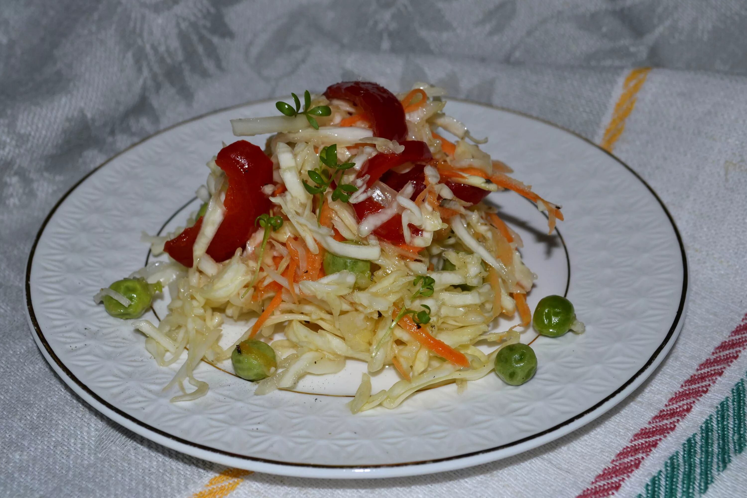 Салат капуста огурец горошек морковь. Салат из капусты с горошком. Салат зеленый с огурцами. Салат со свежей капустой и огурцами. Салат с капустой и огурцом.