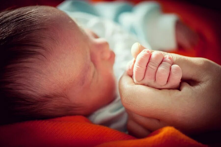 Держать во сне младенца на руках мальчика. Фото с младенцем на руках со спины. Брюнетка с ребенком на руках новорожденный. Нежное фото с новорожденным без лиц. Новорожденный на руке открытка.