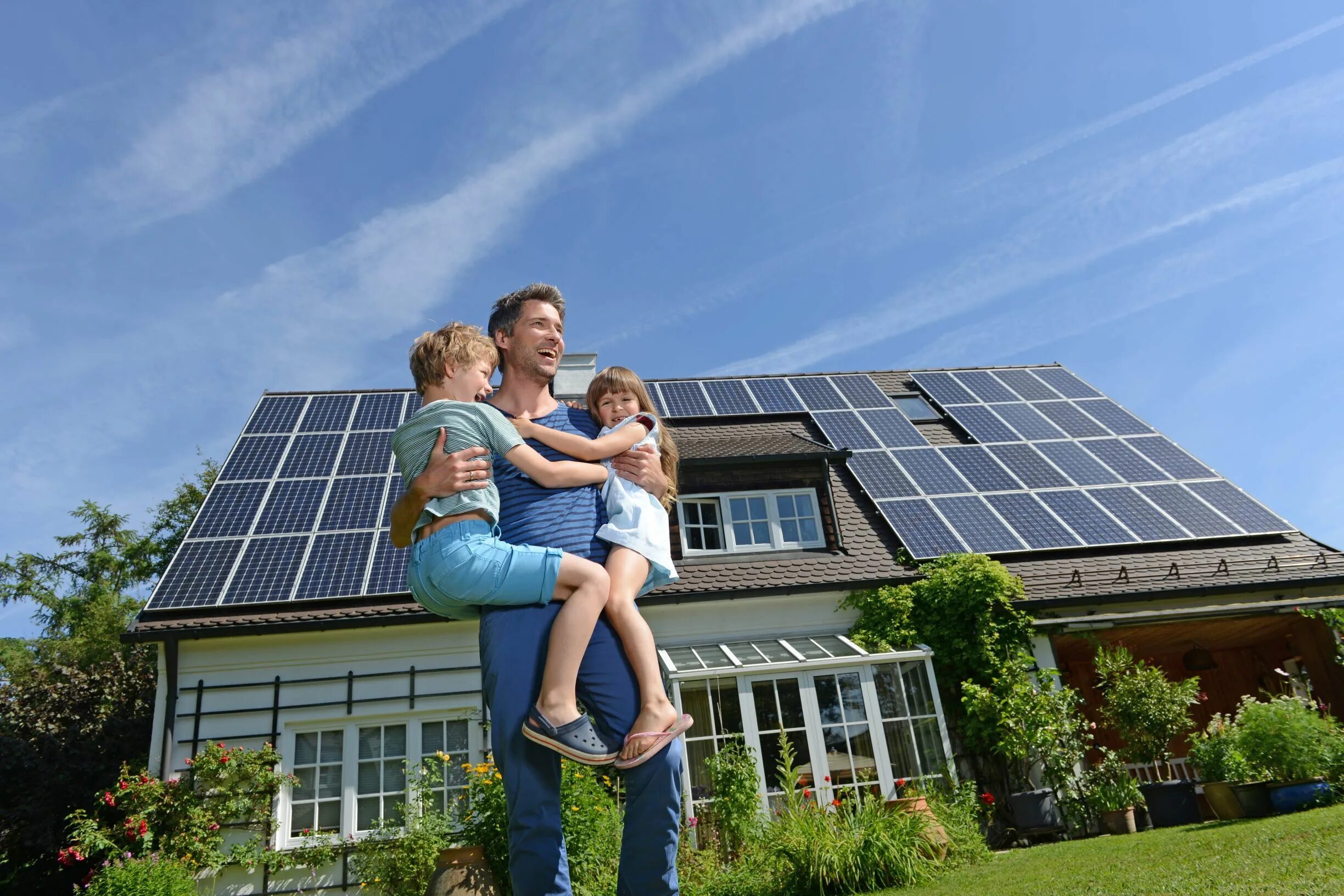 Счастливая дом 6. Солнечные панели для дома. Солнечный дом. Дом с солнечными батареями на крыше. Семья дома.