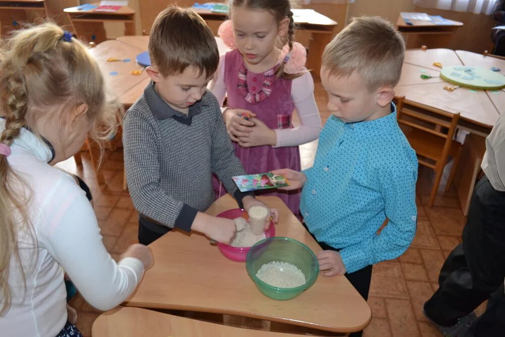 В подготовительную группу учащиеся. Измерение жидких и сыпучих веществ в ДОУ. Измерение сыпучих веществ в подготовительной группе. Измерение объема сыпучих веществ подготовительная группа. Измерение сыпучих веществ в старшей группе.