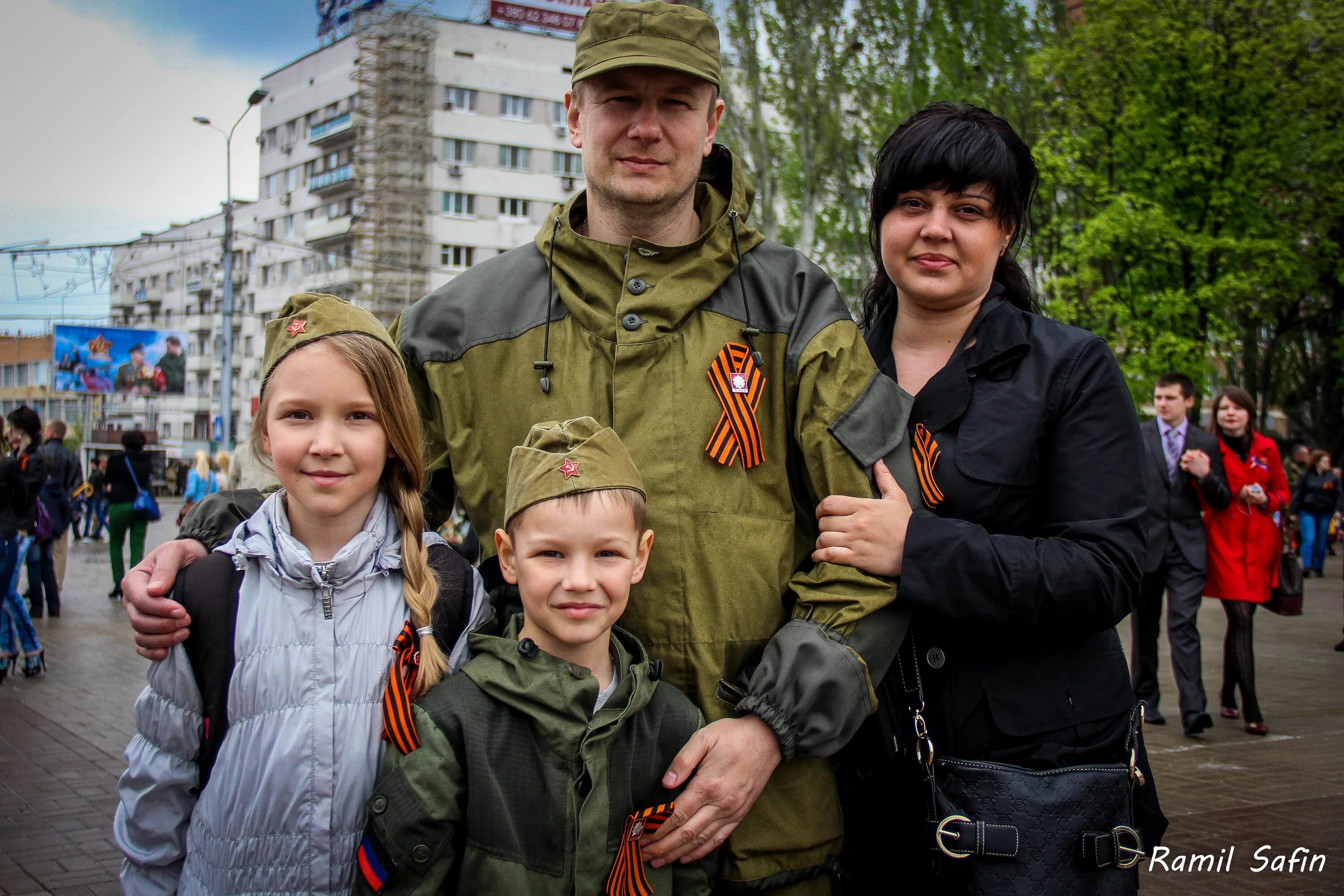 День победы 7 мая. День Победы семья. Семейный праздник день Победы. Фотосессия на 9 мая семьей. Парад семей.