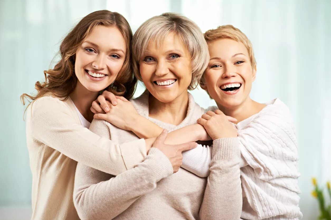 3 счастливых жен. Женщины разных возрастов. Поколения женщин. Три женщины разного возраста. Счастливые женщины разных возрастов.