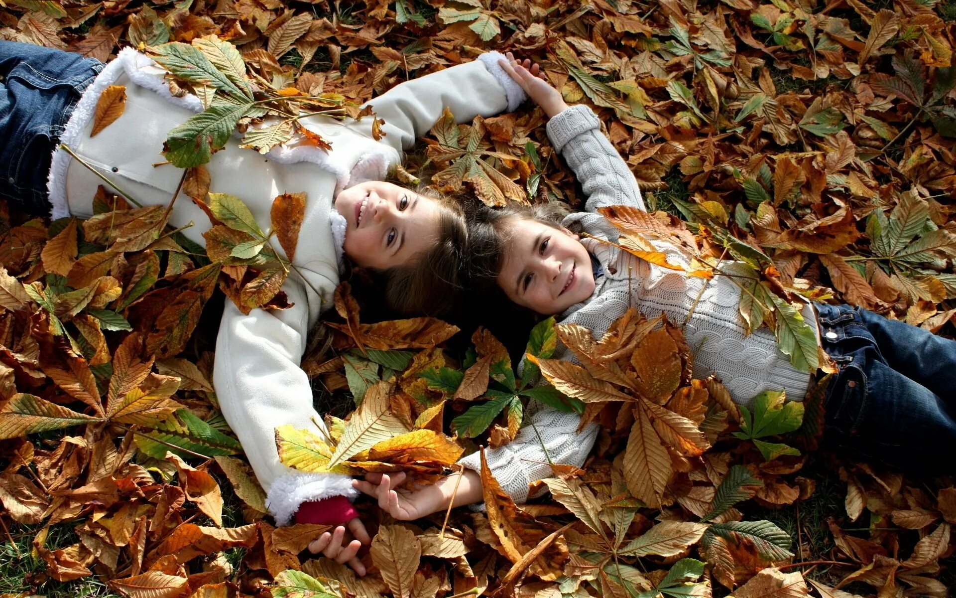 Фотосессия в листьях. Фотосессия с осенними листьями. Дети в осенней листве. Осень люди.