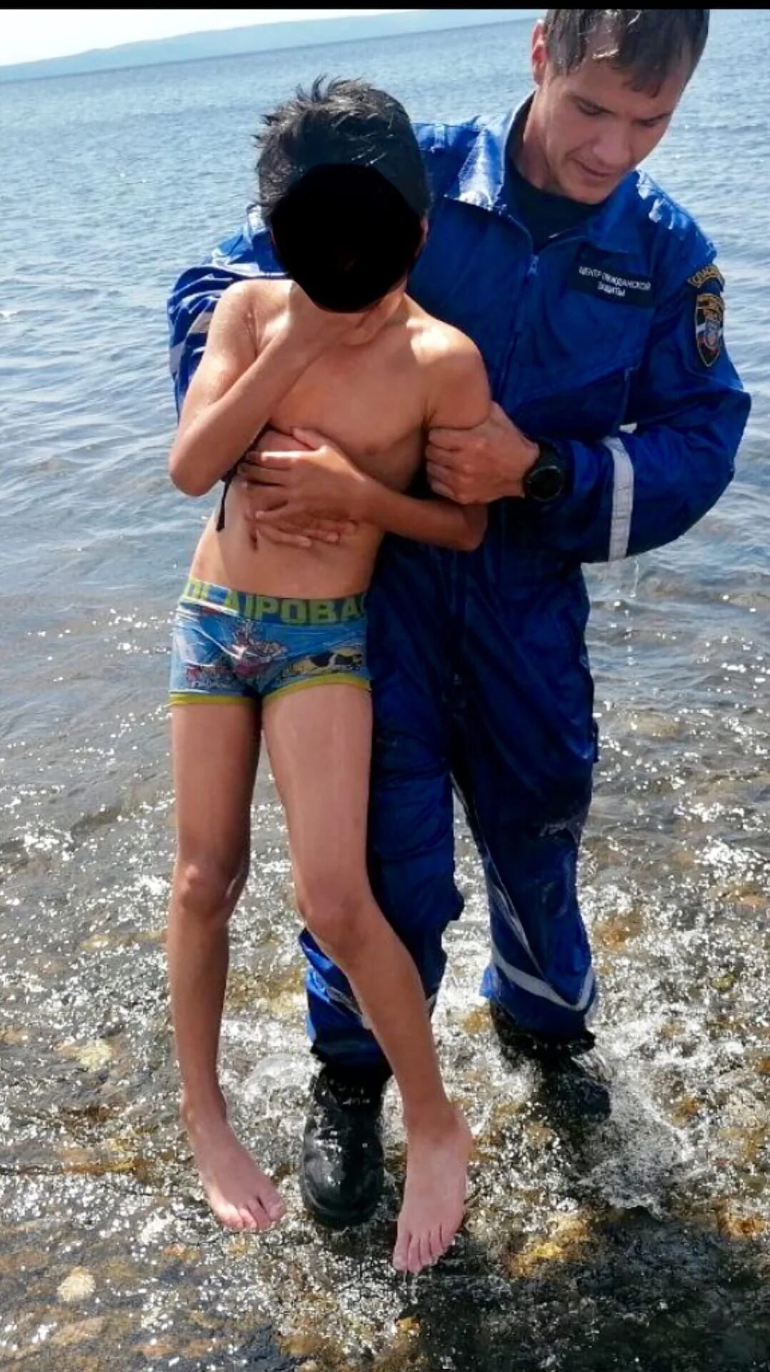 Спасти утонувшего ребенка. Мальчик подросток на пляже. Школьники на пляже. Спасатель на пляже.
