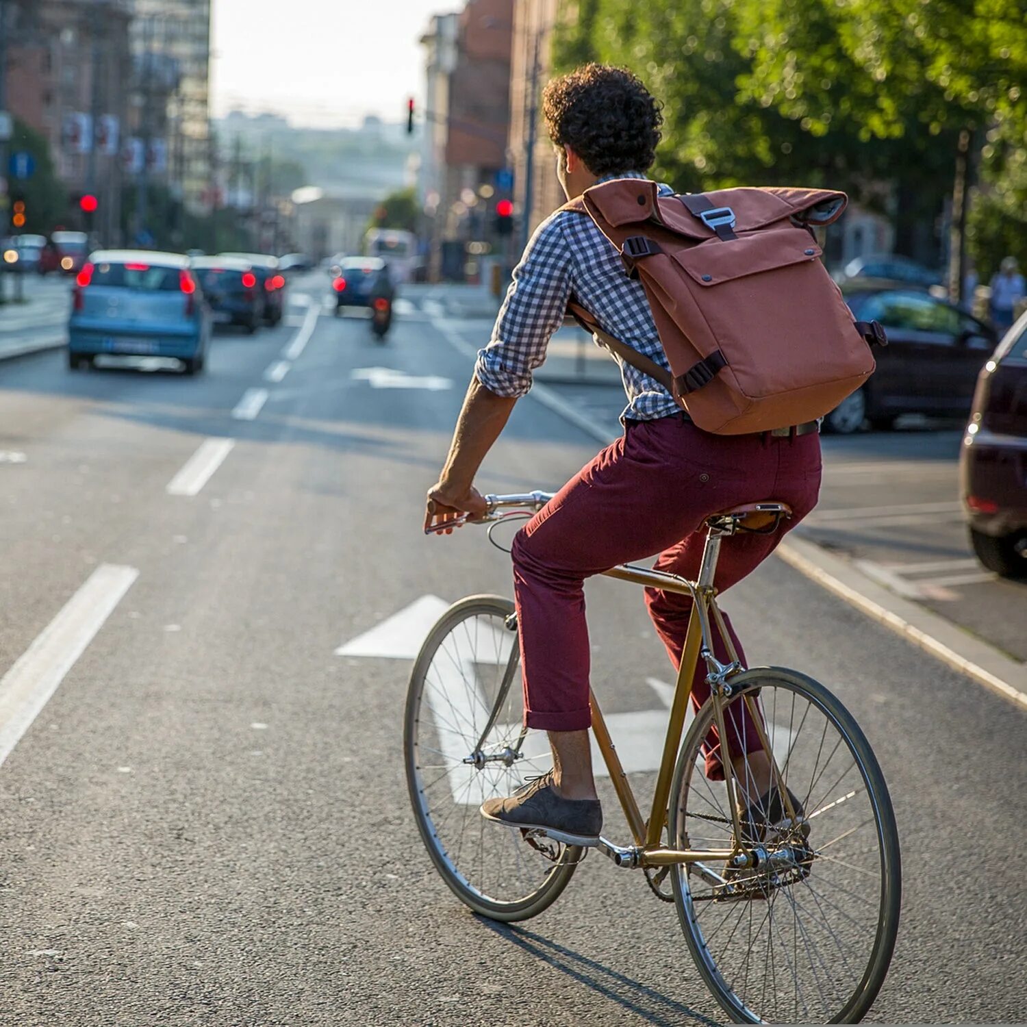Дети катаются на велосипеде. Женщина на велосипеде. He rides bike. Person getting on the bike. He rides bike.