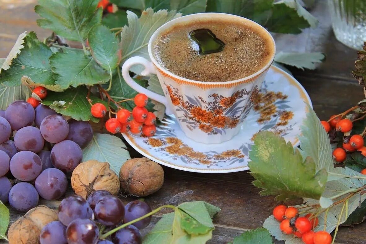 Доброе утро картинки осень. Осенний кофе. Осень кофе. Красивое осеннее утро. Вкусного осеннего утра.