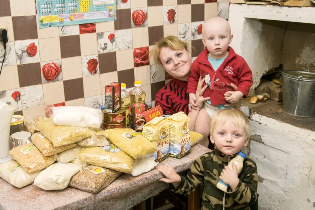 Бедные семьи с детьми. Малообеспеченные семьи с детьми. Малоимущая семья. Мало обеспеченые семьи.