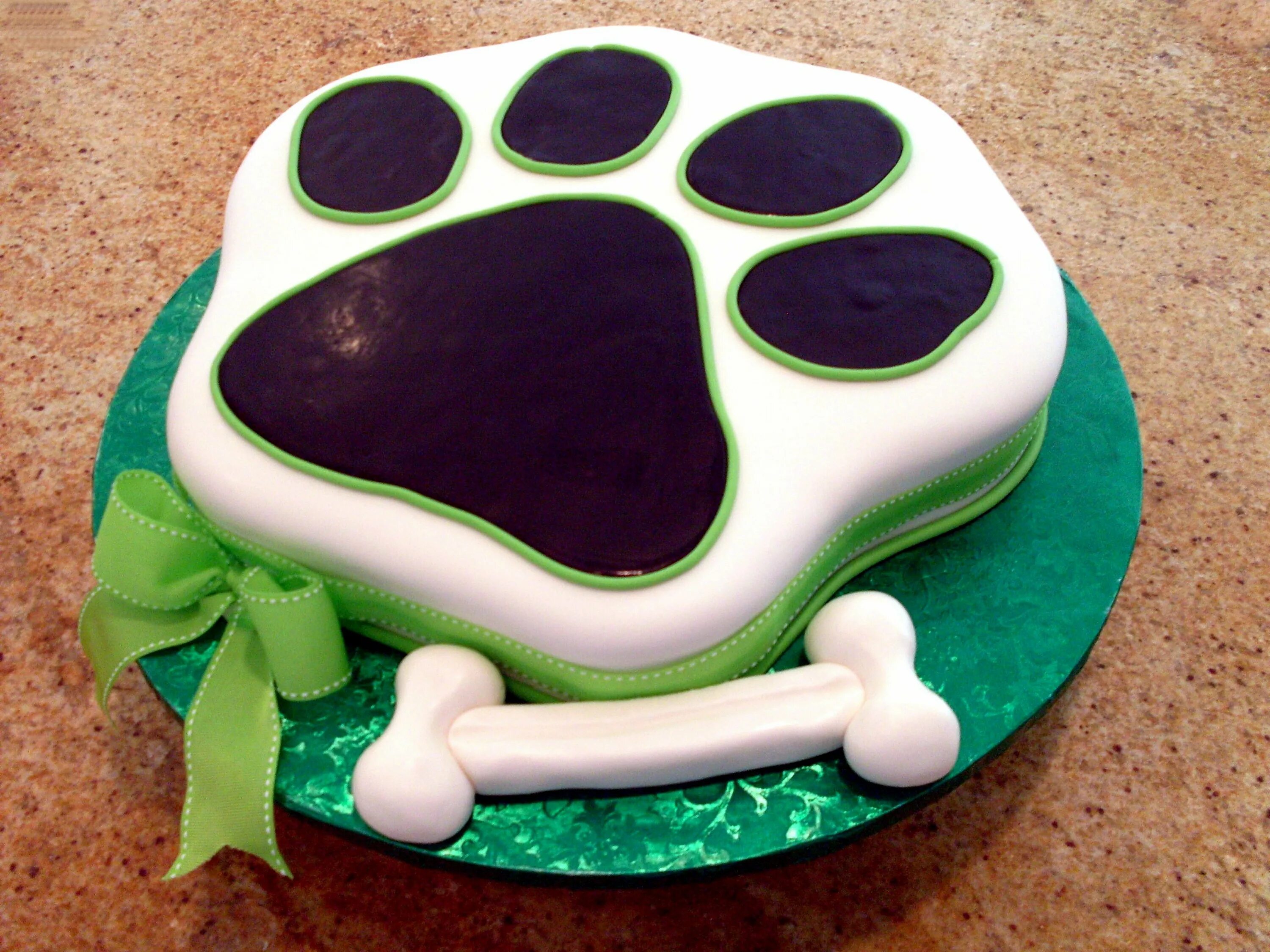Торт формы 5. Тортик для собаки. Торт с собакой. Торт необычной формы. Тортик с днем рождения.