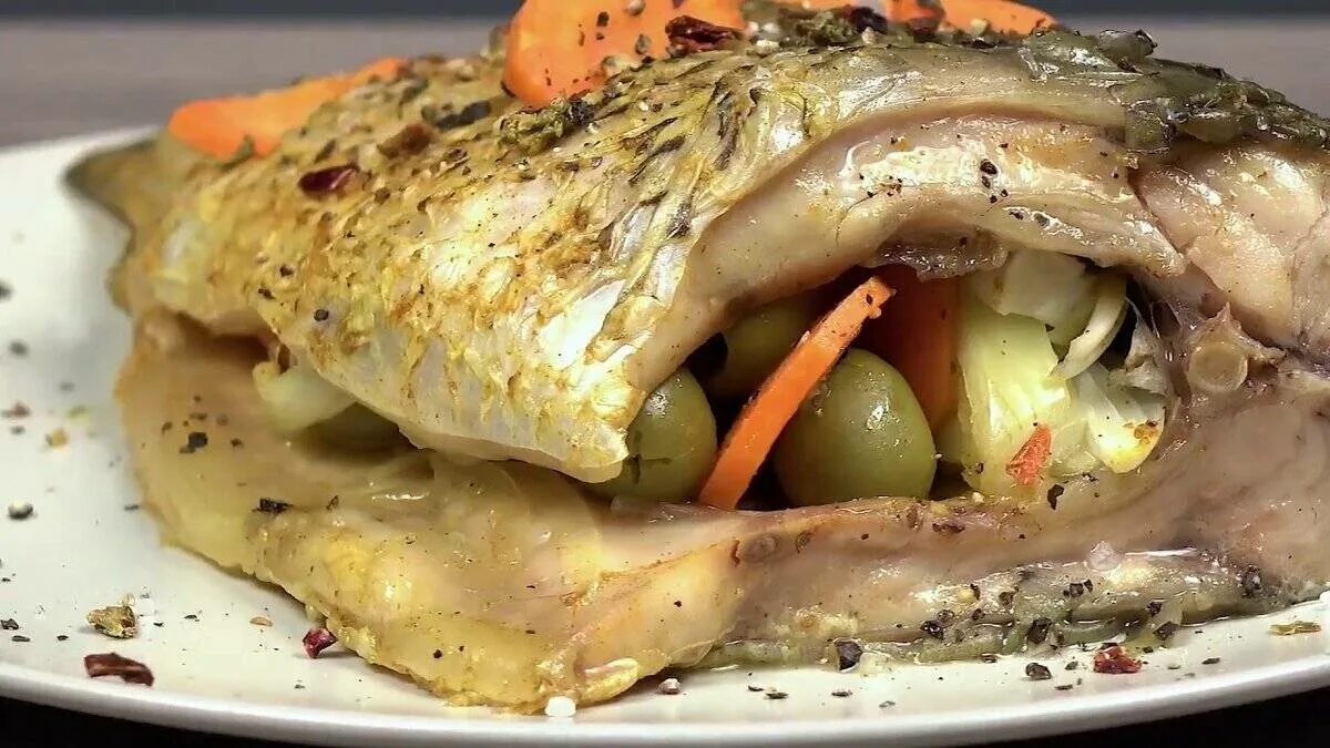 Сазан как приготовить вкусно. Рыба фарширов карп. сазан запеченный в духовке. рыба сазан в духовке. блюда из сазана в духовке.
