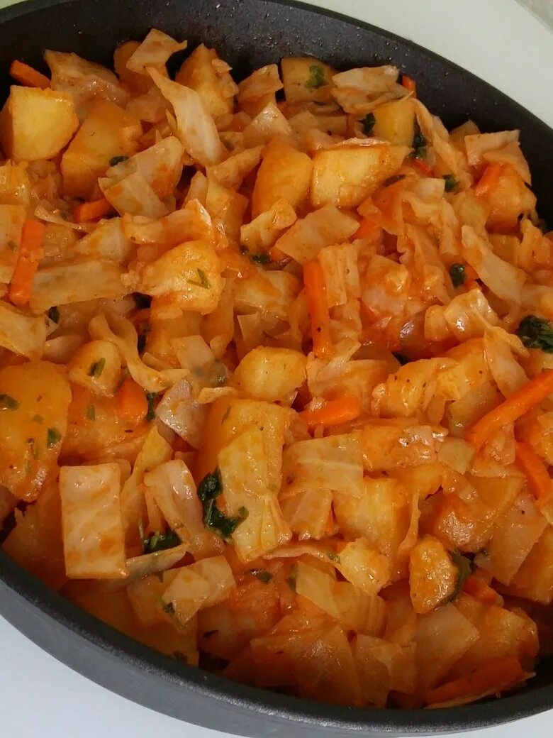 Как приготовить свежую капусту с картошкой. Тушёная капуста с картошкой. капуста тушеная с карт. тушёная капуста с картошкой и мясом. тушеная картошка с томатом.