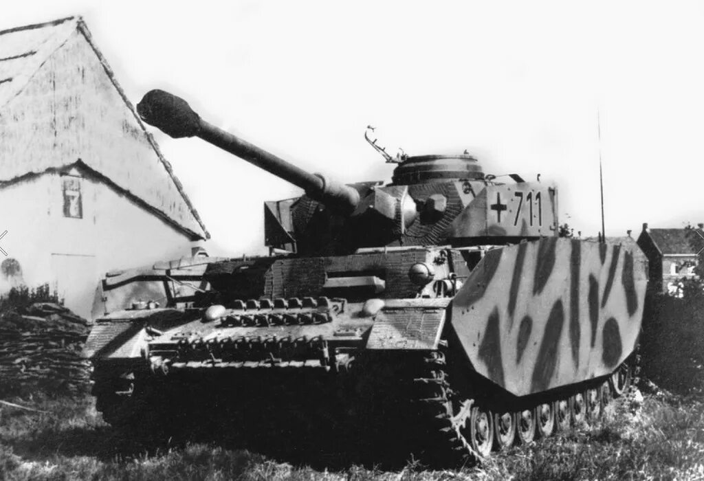 Первая а четвертая т. Танки дивизии Лейбштандарт СС. SS panzer4. PZ-IV H 12 танковая дивизия СС.