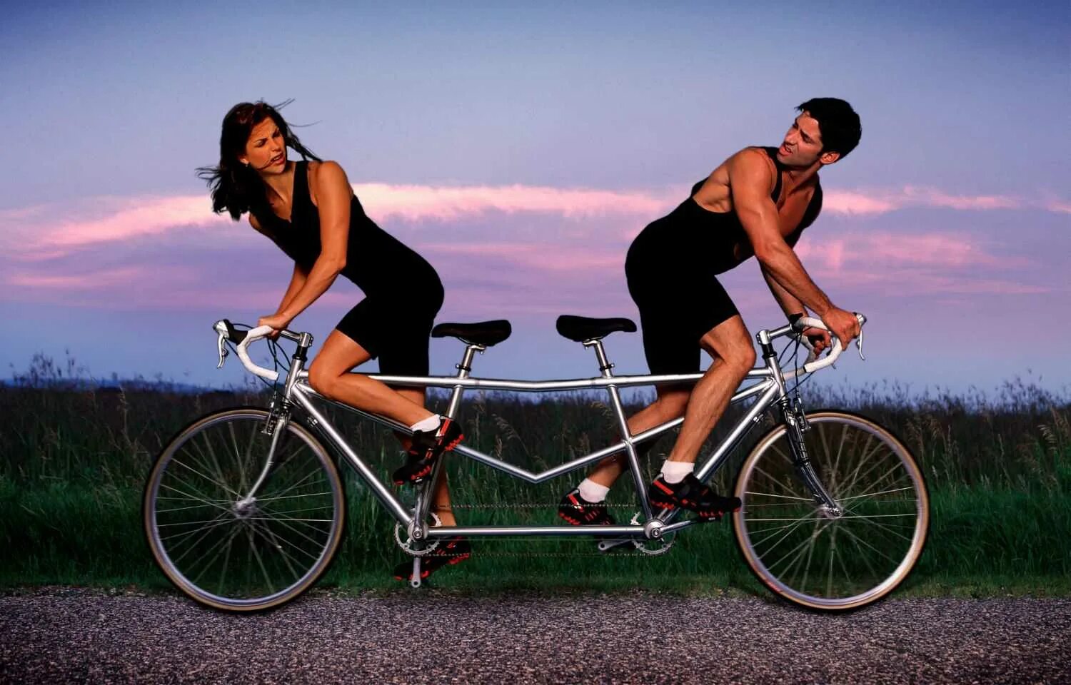 Как правильно иметь жену. Мужчина иженшина на велосипеде. Парень с девушкой на велосипеде. Велосипед для двоих. Женщина на велосипеде.