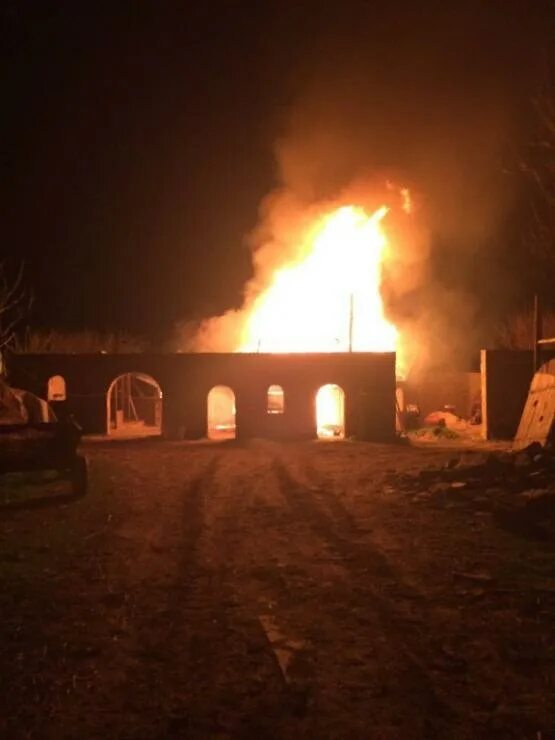Пожар в конюшне. Горящая конюшня. Пожар на конюшне в ратомке. Горит стойло. Новая владимировка нижегородская область.