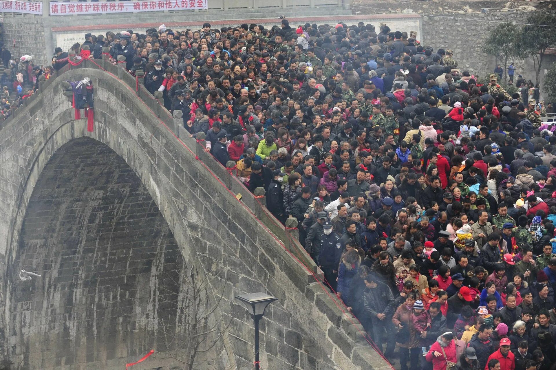Почему в китае много людей. Столпотворение в Шанхае. Шанхай перенаселение. Пекин перенаселение. Толпа на мосту.