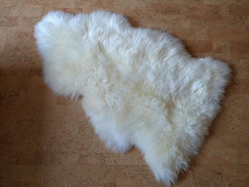 ковер из овечьей шерсти. расчесать искусственный мех. выделка овчины. стирка искусственной шубы. шкура овчина.