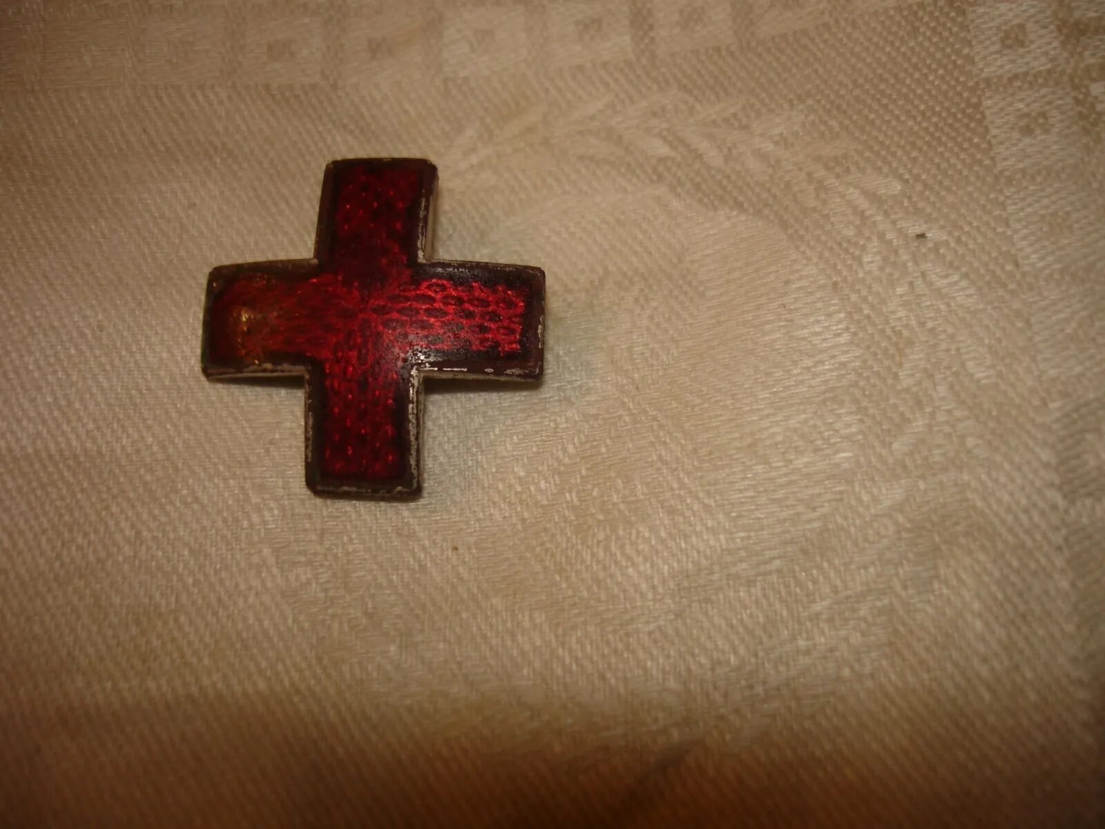 Красный крест горячая. Красный крест 1917. Нагрудный знак красный крест. Крестик значок. Кокарда с крестом.