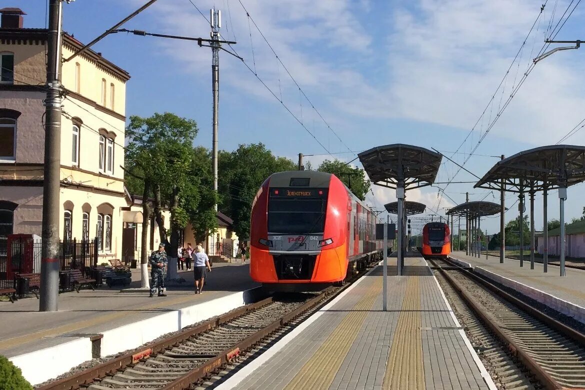 Электричка ласточка зеленоградск. Вокзал Калининград Ласточка. Железнодорожный вокзал Зеленоградск. ЖД вокзал Зеленоградск. КЖД Калининград.