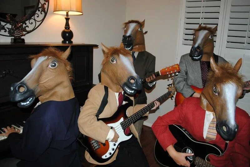 мальчик на лошади. веселая лошадь. мальчики поют конь. мальчики поют конь. ковбой верхом.