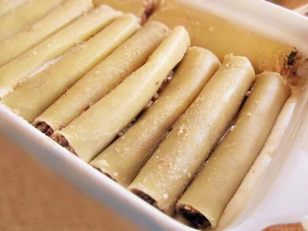 Макароны трубочки фаршированные фаршем. Фаршированные макароны каннеллони. Крупные макароны фаршированные. Трубочки каннеллони с фаршем. Феллини фаршированные фаршем.