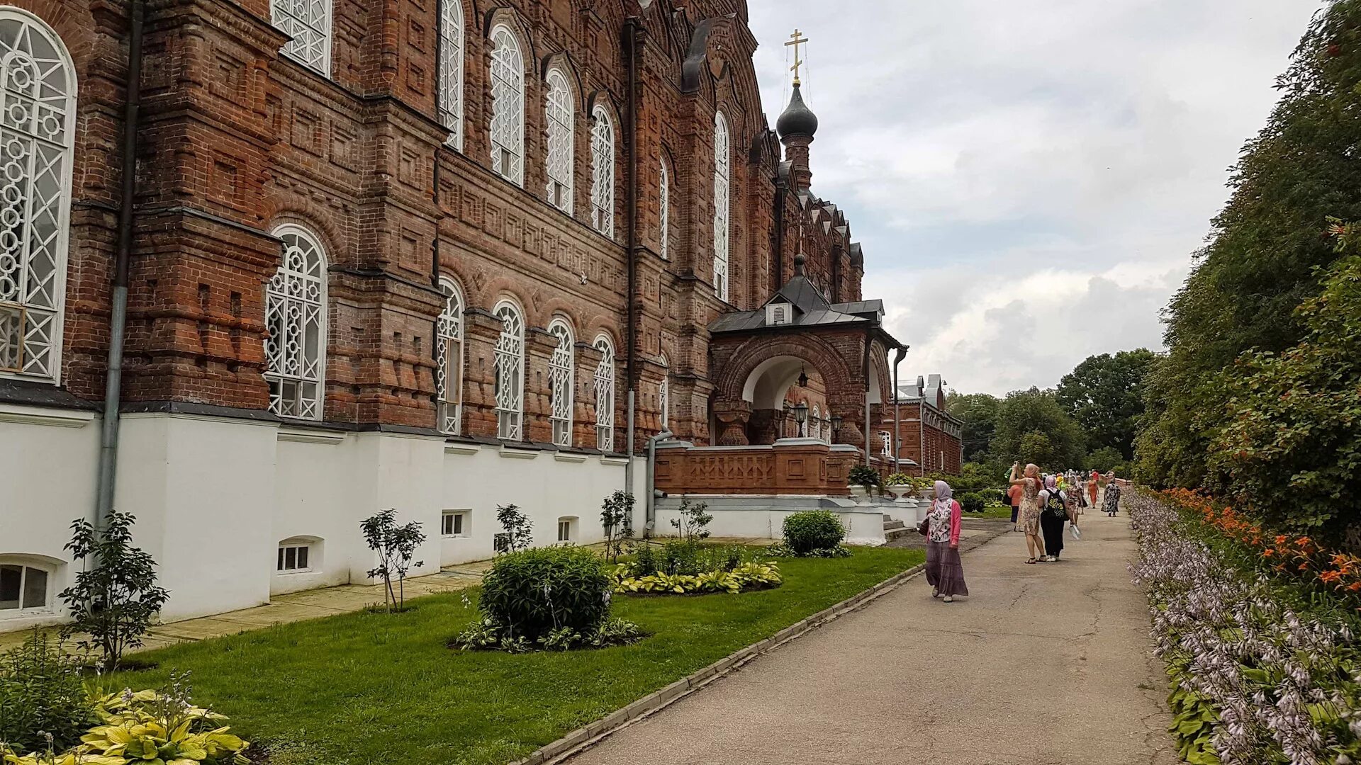 Погулять в калуге. Шамординский женский монастырь Козельск. Оптина пустынь Шамордино Козельск. Женский монастырь Шамордино Калужская область. Оптина пустынь женский монастырь.