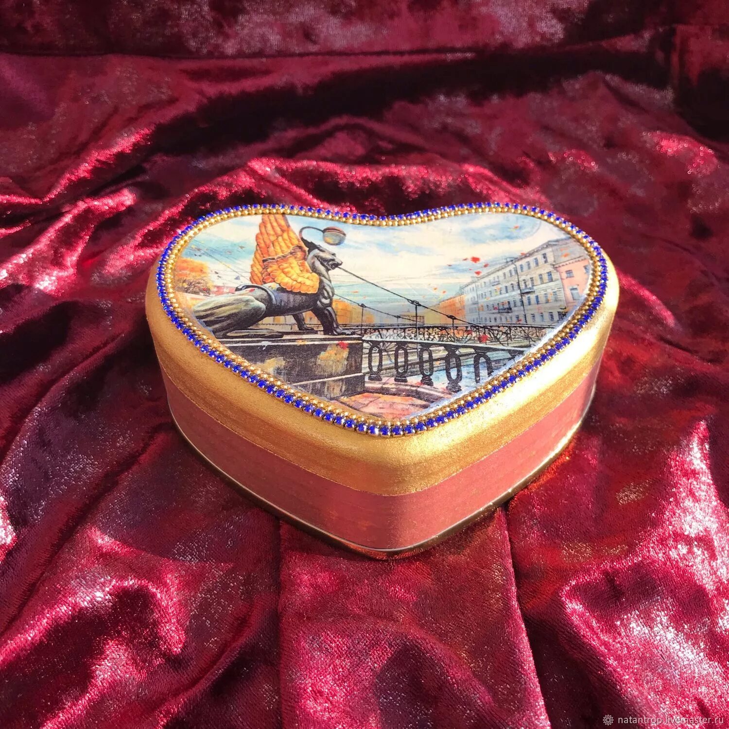 Федоскино роспись шкатулок. Шкатулка суздаль. Конфеты в круглой жестяной коробке. Шкатулка холуй санкт петербург. Шкатулка санкт петербург.