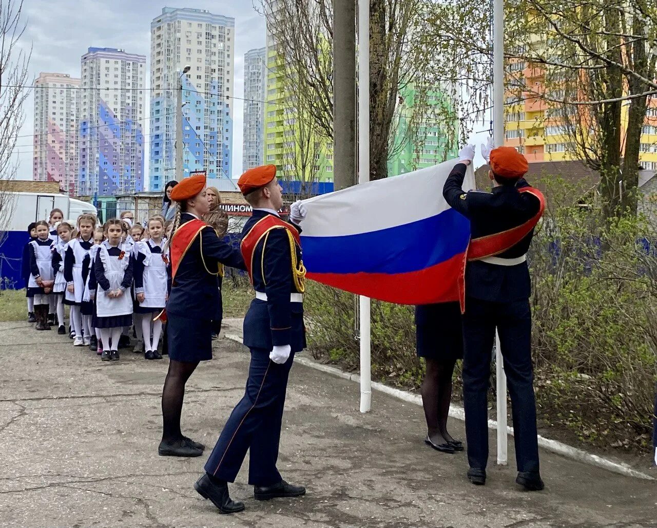 Школа 70 пенза. Кадетская школа ГОЧС 70 Пенза. Церемония поднятия флага в школе. Поднятие флага в школах России. Церемониал поднятия флага в школе.