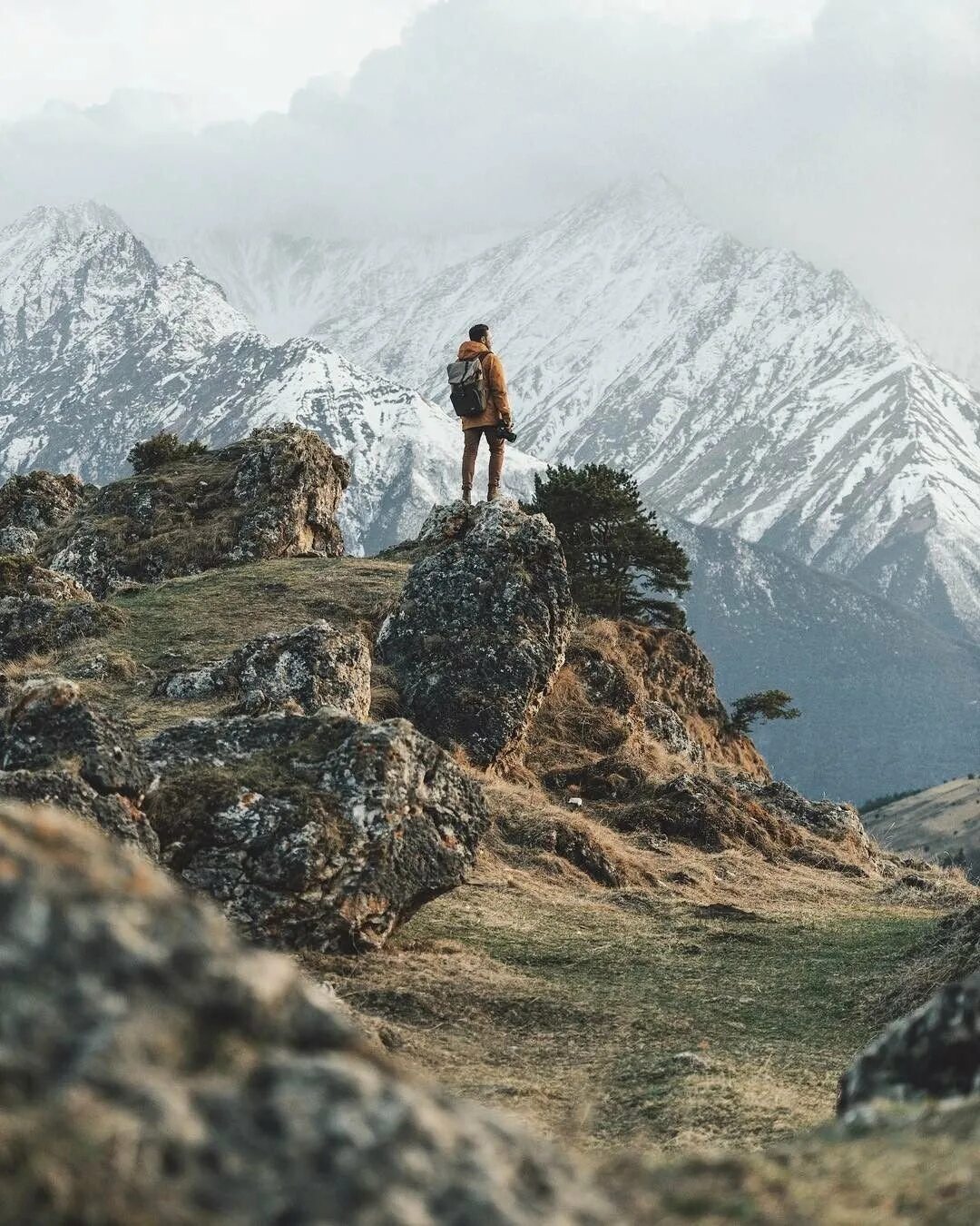 Человек в горах. Фотосессия в горах. Человек на горе. Вершина горы.