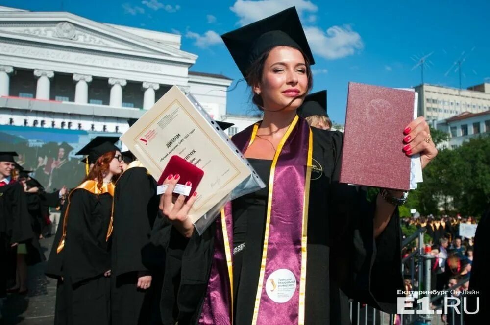 Выпускник вуза. Выпускники университета. Выпускники магистратуры. Девушка с красным дипломом. Магистратура после вуза