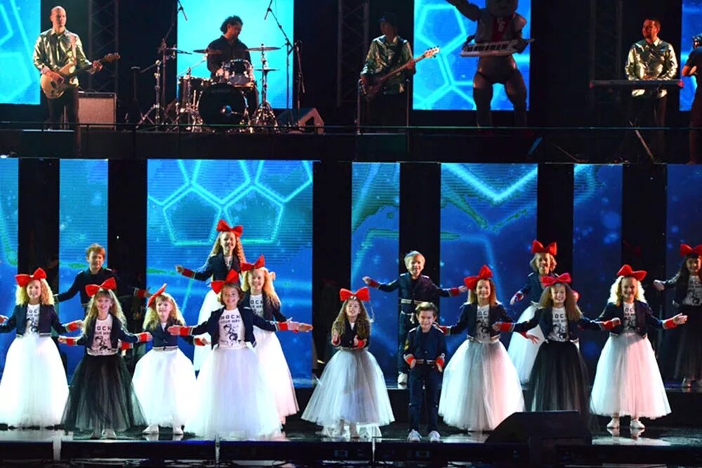 хор великан мария хваль. детский ансамбль великан. настя иванова хор великан. детский хор великан виктория бойко. клип детский хор.