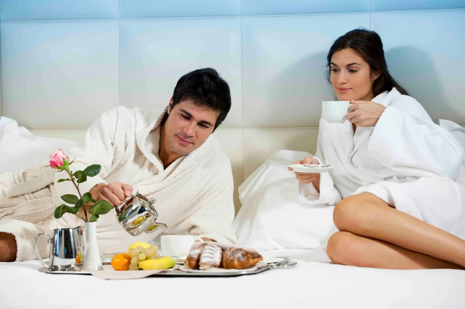 Ухаживать за ней и даже. Романтическое утро. Завтрак в постель парню. Чай в постель девушке. Парень приносит завтрак в постель девушке.