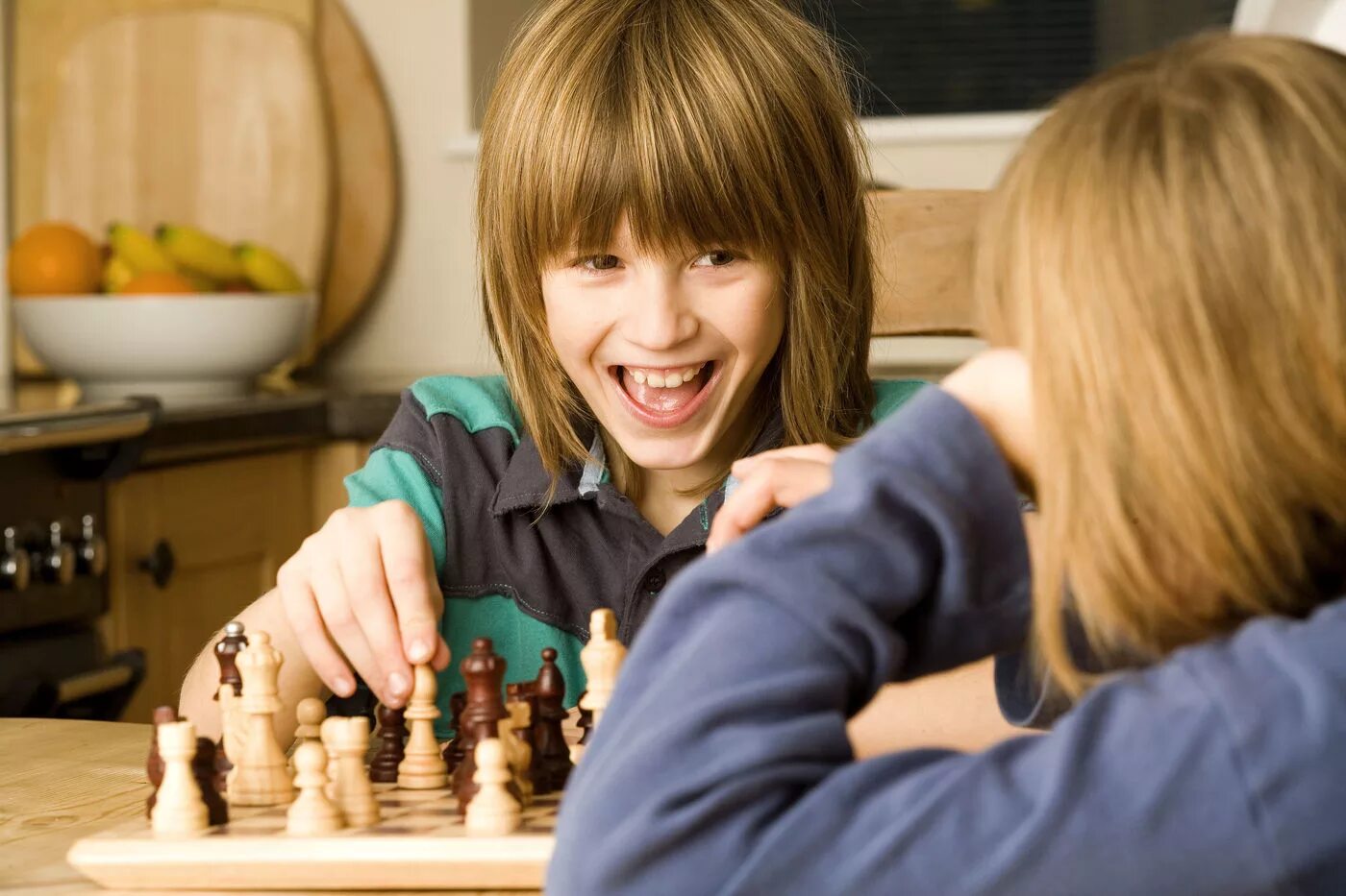 Ребята шахматы играют. Шахматы для детей. Игра в шахматы дети. Дети играющие в шахматы. Дети играют в настольные игры.