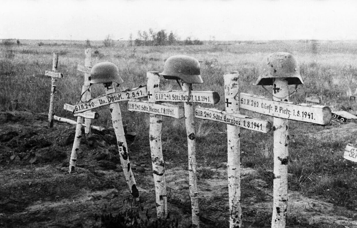 Могилы второй мировой. Кладбище солдат вермахта. Могилы солдат вов 1941-1945. Солдатские могилы. Солдатские могилы.