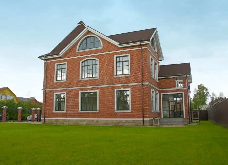 Коттедж из кирпича. Трехэтажный дом из красного кирпича. Трехэтажный кирпичный дом. Дом брик хаус дома. Кирпичный коттедж.