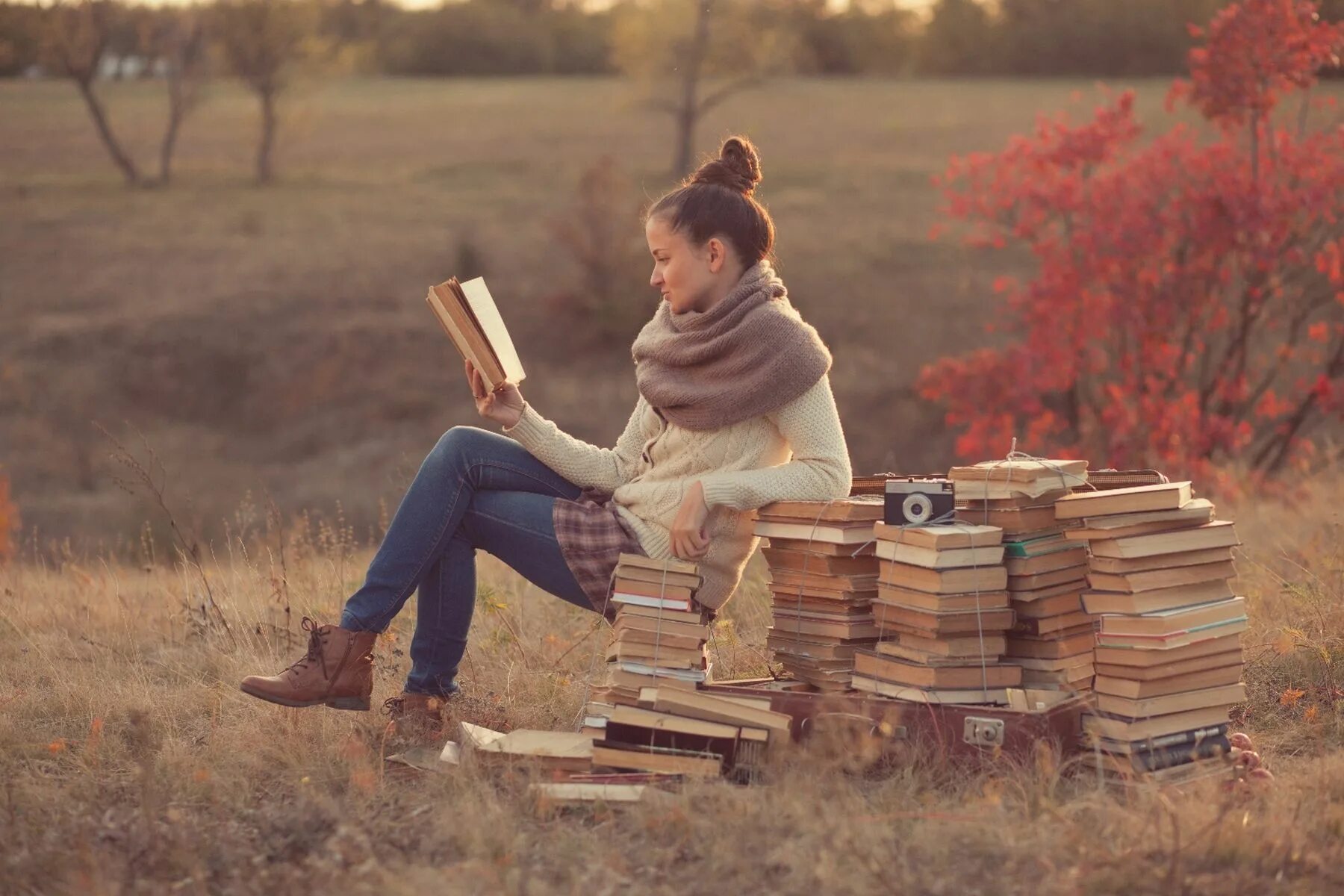Быстро читающая девушка. Девушка читает книгу. книга человек. человек с книжкой. фотосессия с книгами.